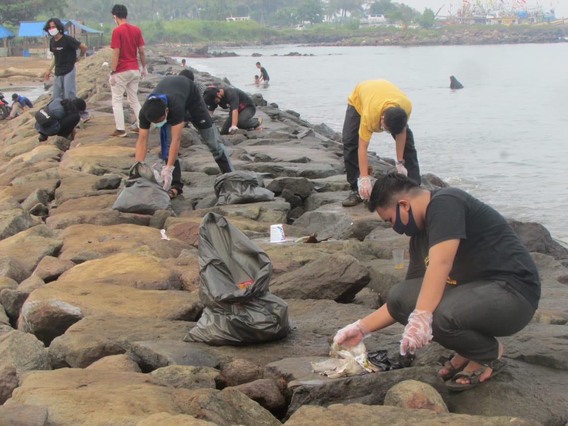 World Clean Up Day (WCD) di Pantai Caringin Pandeglang Sukses Digelar