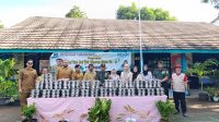 Jajaran Pemkot Tangsel dan sekolah berpose di depan paket hidangan MBG - Pemkot Tangsel.