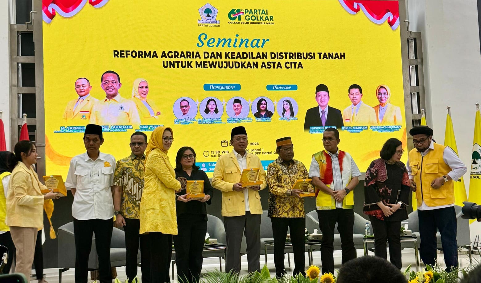 Ketua DPP Partai Golkar Bidang Kebijakan Pertanahan dan Reforma Agraria, Airin Rachmi  Diany, saat memberikan cinderamata pada Seminar Reforma Agraria untuk Asta Cita yang bertemakan “Reforma Agraria & Keadilan Distribusi Tanah untuk Mewujudkan Asta Cita” yang diselenggarakan di Kantor DPP Partai Golkar, Jakarta, Jumat (12/11/25).